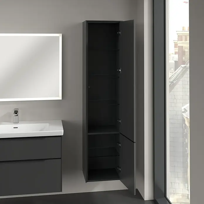 Villeroy & Boch Subway 3.0 Hochschrank - B x T x H: 40 x 36,2 x 171 cm, 2x Tür, Graphite, Farbe Griff: Volcano black, DIN Anschlag: Rechts - Das Bild zeigt einen grauen Badezimmerschrank mit Glastüren, der neben einem Waschbecken und einem Spiegel hängt. Der Schrank ist geöffnet und zeigt mehrere Regale.