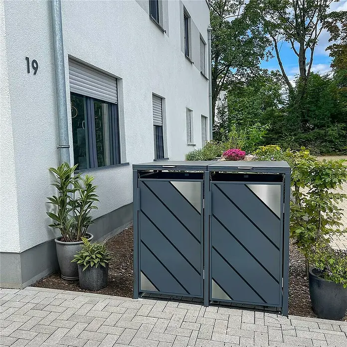 Metzler Mülltonnenbox - 132 x 80 cm, Stahl, Anthrazit, Geeignet für Anzahl Mülltonnen: 2 Stk. - Zwei moderne Mülltonnenboxen in Anthrazit mit Edelstahldetails vor einem weißen Gebäude. Ideal für stilvolle Abfallentsorgung im Freien.
