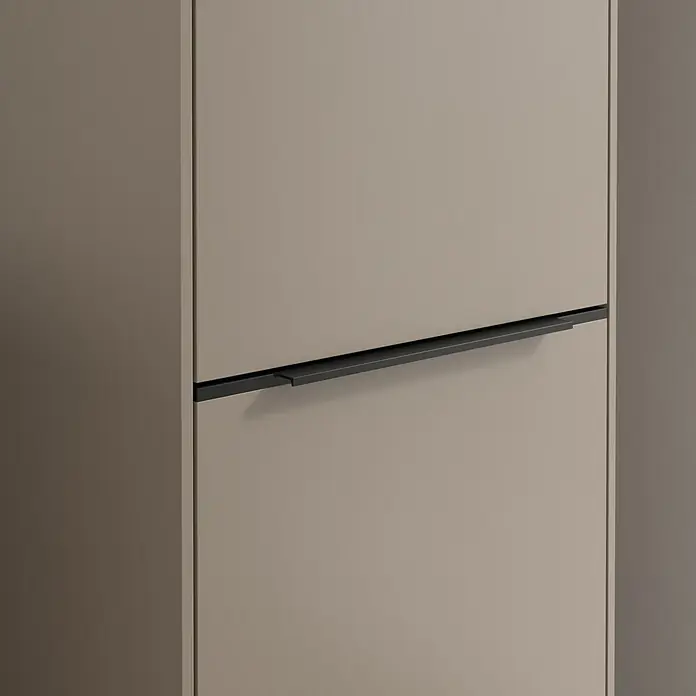 Villeroy & Boch Subway 3.0 Hochschrank - B x T x H: 40 x 36,2 x 171 cm, 2x Tür, Taupe, Farbe Griff: Volcano black, DIN Anschlag: Rechts - Detailaufnahme eines modernen Schuhschranks in Beige mit einem eleganten, schwarzen Griff, der das minimalistische Design betont.