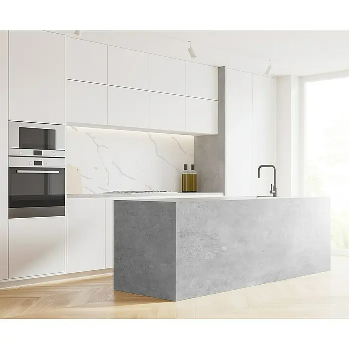 LOGOCLIC Wandpaneel Designwall - Statuario Bianco, 265 x 123 cm - Helle Küche mit moderner Kücheninsel aus Beton, weißen Schränken und integrierten Geräten, die ein minimalistisches und stilvolles Design zeigen.