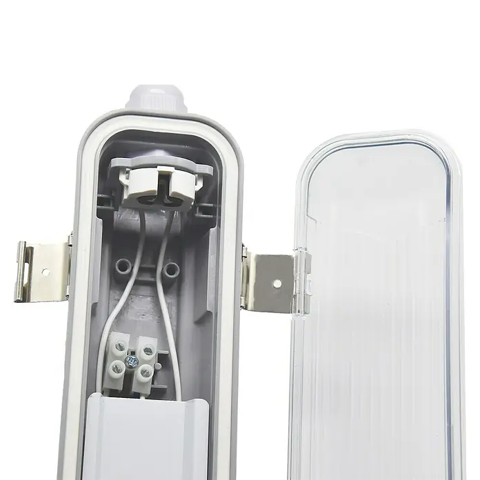 Profi Depot LED-Feuchtraumlichtleiste mit Durchverdrahtung - L x B x H: 67,5 x 6,2 x 6 cm, Lichtfarbe: Tageslichtweiß, 7,5 W, IP65 - Produktansicht einer geöffneten, wasserdichten LED-Leuchte mit sichtbaren elektrischen Anschlüssen und klarer Abdeckung.