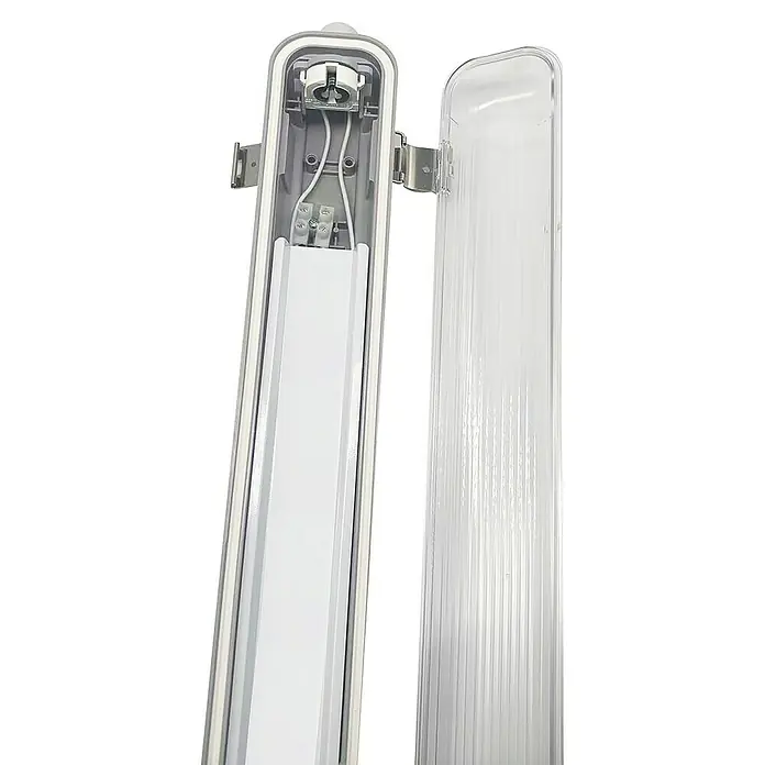 Profi Depot LED-Feuchtraumlichtleiste mit Durchverdrahtung - L x B x H: 128,4 x 6,2 x 6 cm, Lichtfarbe: Tageslichtweiß, 14 W, IP65 - Das Bild zeigt eine LED-Feuchtraumleuchte, die zur Installation geöffnet ist, wobei der LED-Streifen und interne Komponenten sichtbar sind.