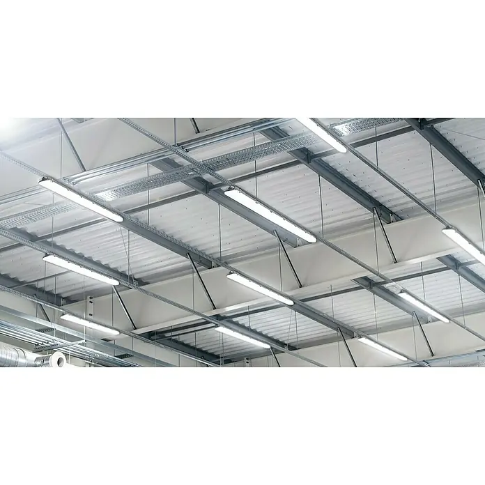 Profi Depot LED-Feuchtraumlichtleiste mit Durchverdrahtung - L x B x H: 128,4 x 6,2 x 6 cm, Lichtfarbe: Tageslichtweiß, 14 W, IP65 - Blick auf eine Decke mit LED-Röhrenleuchten, Kabelrinnen und Dämmplatten, die für eine gleichmäßige Ausleuchtung und Schalldämmung sorgen.