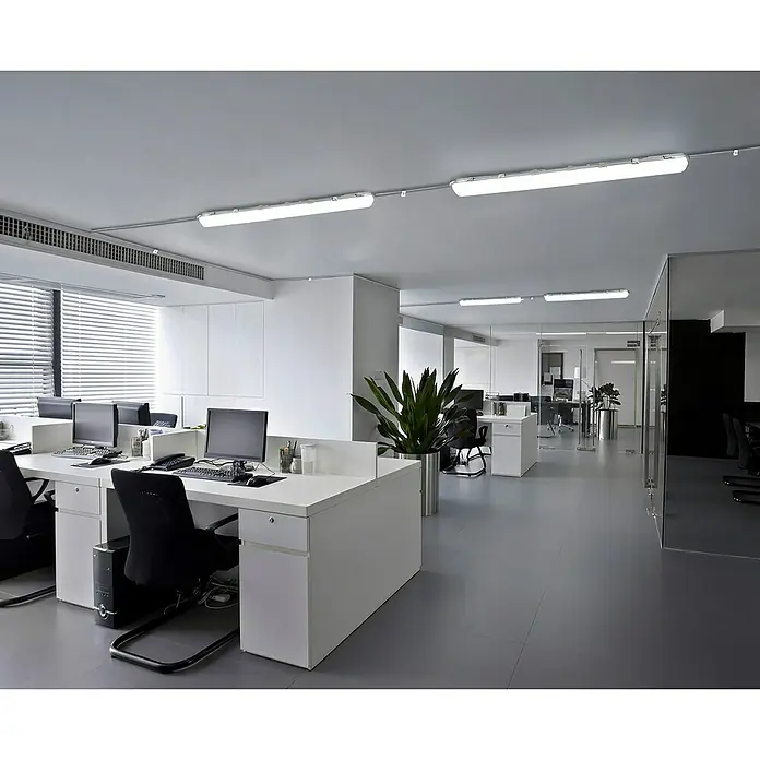 Profi Depot LED-Feuchtraumlichtleiste mit Durchverdrahtung - L x B x H: 128,4 x 6,2 x 6 cm, Lichtfarbe: Tageslichtweiß, 14 W, IP65 - Helle Büroumgebung mit modernen weißen Schreibtischen, Computern und effizienter Deckenbeleuchtung.