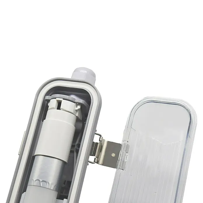 Profi Depot LED-Feuchtraumlichtleiste mit Durchverdrahtung - L x B x H: 128,4 x 6,2 x 6 cm, Lichtfarbe: Tageslichtweiß, 14 W, IP65 - Geöffnetes LED-Leuchtengehäuse mit Lampe und transparentem Deckel.