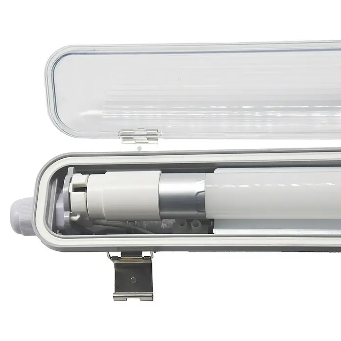 Profi Depot LED-Feuchtraumlichtleiste mit Durchverdrahtung - L x B x H: 128,4 x 6,2 x 6 cm, Lichtfarbe: Tageslichtweiß, 14 W, IP65 - Detailaufnahme einer LED-Leuchte mit transparenter Abdeckung, die eine effiziente und robuste Beleuchtungslösung bietet.
