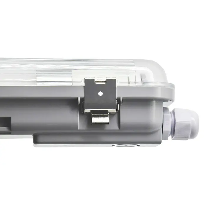 Voltolux Feuchtraumleuchte - L x B x H: 128,4 x 6,2 x 6 cm, Lichtfarbe: Tageslichtweiß, 14 W, IP65 - Detailaufnahme einer LED-Feuchtraumleuchte mit Clipverschluss und Kabelverschraubung. Das robuste Design ist ideal für anspruchsvolle Umgebungen.