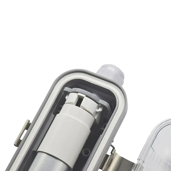 Voltolux Feuchtraumleuchte - L x B x H: 67,5 x 6,2 x 6 cm, Lichtfarbe: Tageslichtweiß, 7,5 W, IP65 - Detaillierter Blick in ein graues, wasserdichtes Gehäuse, das eine weiße Patrone enthält. Das Gehäuse bietet Schutz und ist robust.