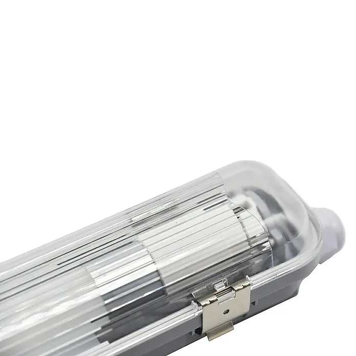Voltolux Feuchtraumleuchte - L x B x H: 128,4 x 6,2 x 6 cm, Lichtfarbe: Tageslichtweiß, 14 W, IP65 - Nahaufnahme einer wasserdichten LED-Leuchte mit klarer Abdeckung und Clip-Verschluss, ideal für feuchte Umgebungen.