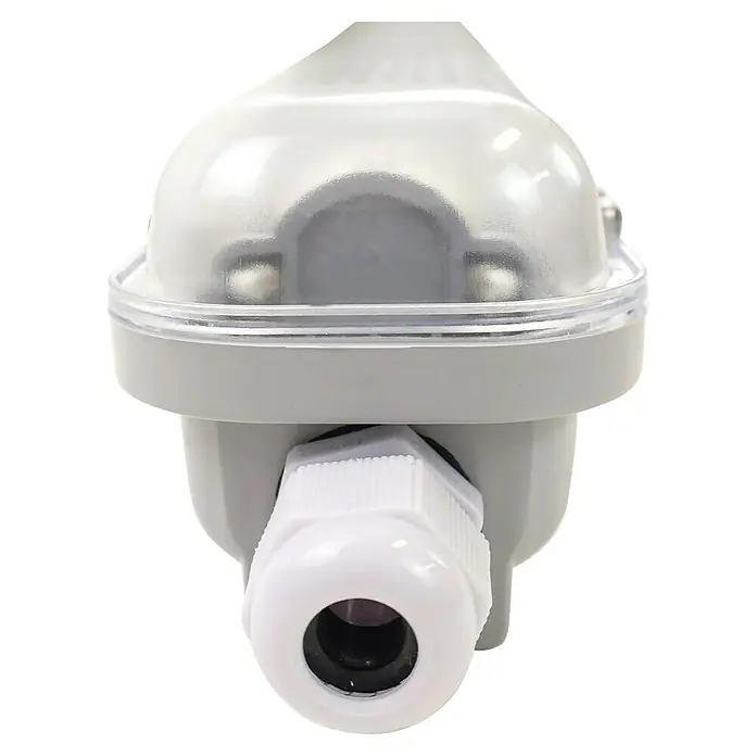 Voltolux Feuchtraumleuchte - L x B x H: 128,4 x 6,2 x 6 cm, Lichtfarbe: Tageslichtweiß, 14 W, IP65 - Ein Detailblick auf ein graues Gerätegehäuse mit durchsichtigem Deckel und weißem Kabelverschraubungsanschluss.