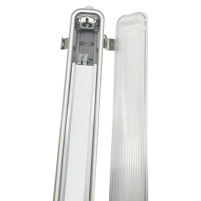 Voltolux Feuchtraumleuchte - L x B x H: 128,4 x 6,2 x 6 cm, Lichtfarbe: Tageslichtweiß, 14 W, IP65 - Das Bild zeigt eine LED-Feuchtraumleuchte, die sich durch ihre robuste Bauweise und hohe Schutzart auszeichnet. Ideal für Keller oder Garage.