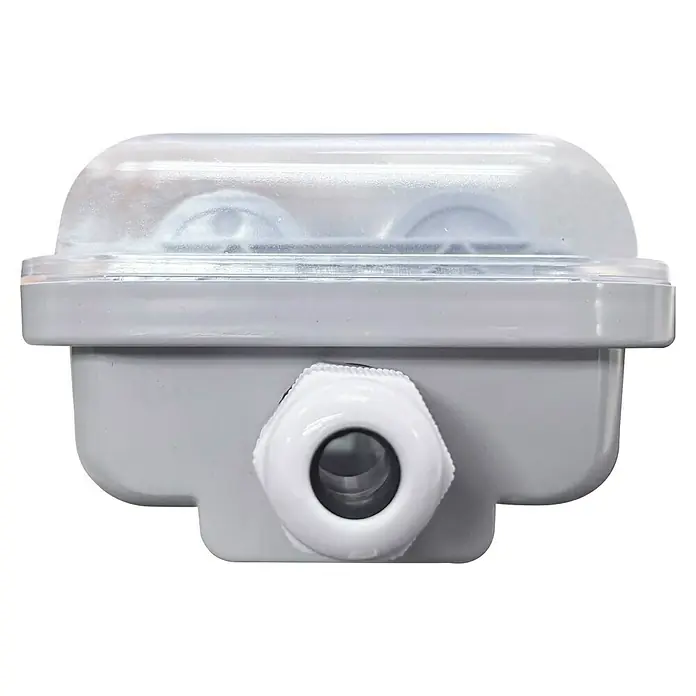 Voltolux Feuchtraumleuchte - L x B x H: 128,4 x 9,6 x 6 cm, Lichtfarbe: Tageslichtweiß, 28 W, IP65 - Nahaufnahme eines grauen Verteilerkastens mit durchsichtigem Deckel und Kabelverschraubung für elektrische Installationen.