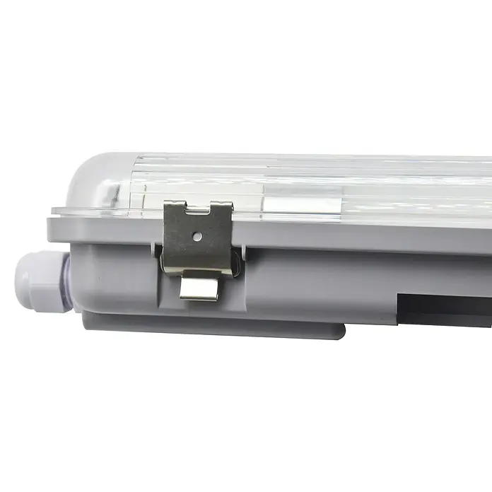 Voltolux Feuchtraumleuchte - L x B x H: 128,4 x 9,6 x 6 cm, Lichtfarbe: Tageslichtweiß, 28 W, IP65 - Nahaufnahme einer LED-Feuchtraumleuchte mit grauem Gehäuse und silberfarbenem Verschlussclip.