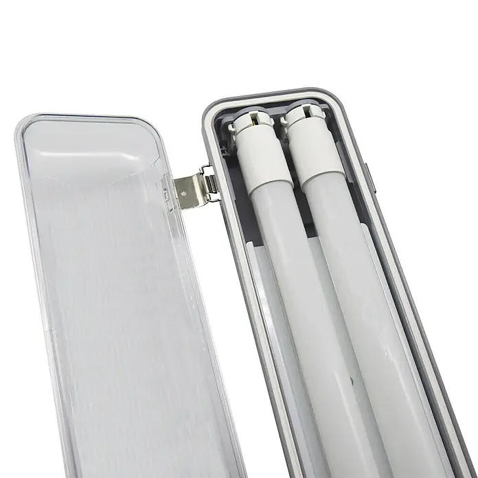 Voltolux Feuchtraumleuchte - L x B x H: 128,4 x 9,6 x 6 cm, Lichtfarbe: Tageslichtweiß, 28 W, IP65 - LED-Leuchte mit transparenter Abdeckung, die zwei Röhren und einen Scharnierverschluss zeigt. Ideal für Werkstätten und Garagen.