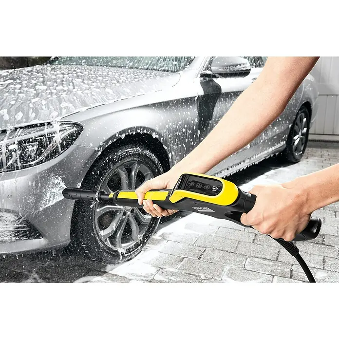 Kärcher Universalreiniger RM 555 - 5 l - Nahaufnahme eines Kärcher-Hochdruckreinigers, der ein Auto mit Schaum bedeckt wäscht, und so die effektive Reinigungskraft des Geräts hervorhebt.