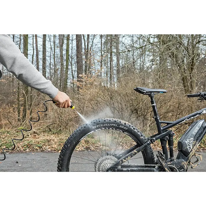 Kärcher Zweirad-Reiniger - 500 ml - Ein Mann reinigt mit einem Kärcher-Druckreiniger ein E-Mountainbike der Marke STORCK mit SCHWALBE Reifen.