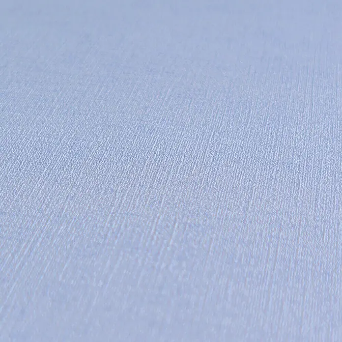 A.S. Création Aquarell Dreams Vliestapete - Blau, Uni, 10,05 x 0,53 m - Nahaufnahme einer hellblauen Textur mit subtilen linearen Mustern, ideal als Hintergrund für dezente Designs.