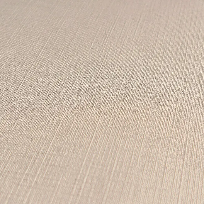 A.S. Création Aquarell Dreams Vliestapete - Braun-Grau, Uni, 10,05 x 0,53 m - Nahaufnahme einer beigen Tapete mit feiner, strukturierter Oberfläche und subtiler, richtungsweisender Maserung für eine elegante Wandgestaltung.