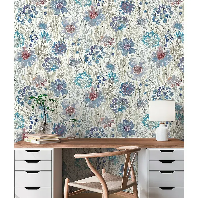 A.S. Création Aquarell Dreams Vliestapete - Blau-Weiß, Floral, 10,05 x 0,53 m - Floral gemusterte Tapete in Blau-, Lila- und Grautönen, die eine ruhige und stilvolle Atmosphäre schafft.