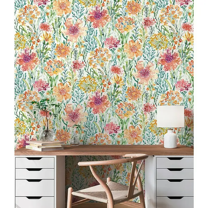 A.S. Création Aquarell Dreams Vliestapete - Grün-Orange, Floral, 10,05 x 0,53 m - Nahaufnahme des floralen Akzentwanddesigns, das eine warme und einladende Atmosphäre in einem Arbeitszimmer schafft.