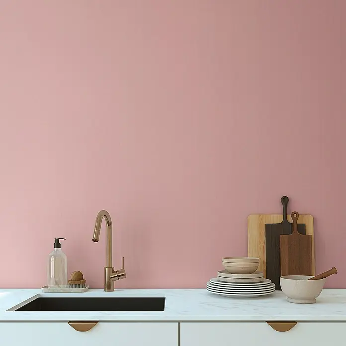 A.S. Création Aquarell Dreams Vliestapete - Rosa, Uni, 10,05 x 0,53 m - Ein Spülbecken mit Armatur, Seife und Geschirr vor einer rosafarbenen Wand, minimalistisch und modern.