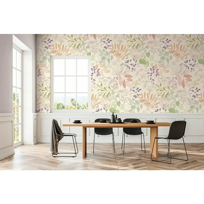A.S. Création Aquarell Dreams Fototapete Blätterdesign - B x H: 159 x 280 cm, Vlies, Creme-Grün - Ein Esszimmer mit einem Holztisch, schwarzen Stühlen und einer gemusterten Tapete. Helle Fenster lassen viel Licht herein.