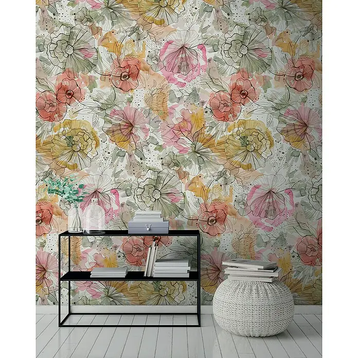 A.S. Création Aquarell Dreams Fototapete Blütenbukett - B x H: 159 x 280 cm, Vlies, Beige-Orange - Elegantes Interieur mit floraler Tapete, schwarzem Regal mit Büchern und stilvollem Pouf.