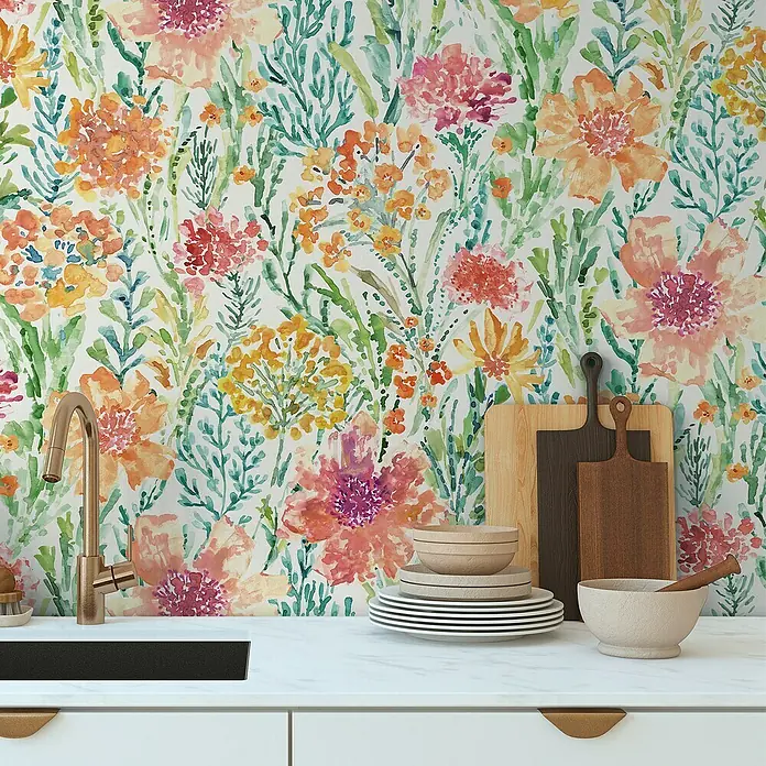 A.S. Création Aquarell Dreams Vliestapete - Grün-Orange, Floral, 10,05 x 0,53 m - Dekoratives Küchendesign mit floraler Tapete, Holzzubehör und Geschirr auf einer weißen Arbeitsfläche. Eine elegante und lebendige Küchenszene.