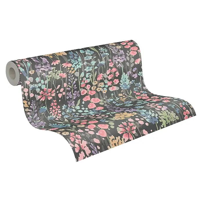 A.S. Création Aquarell Dreams Vliestapete - Schwarz-Bunt, Floral, 10,05 x 0,53 m - Tapetenrolle mit einem dunklen floralen Muster. Die Tapete hat ein verspieltes, handgemaltes Design mit rosa, blauen und gelben Blumen auf dunklem Hintergrund.