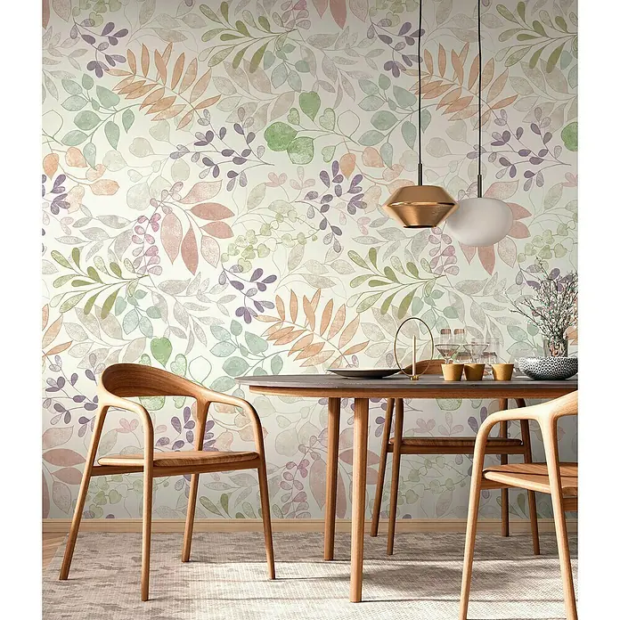 A.S. Création Aquarell Dreams Fototapete Blätterdesign - B x H: 159 x 280 cm, Vlies, Creme-Grün - Esszimmertisch mit Holzstühlen und floraler Tapete. Die Pendelleuchten setzen moderne Akzente über dem Tisch.