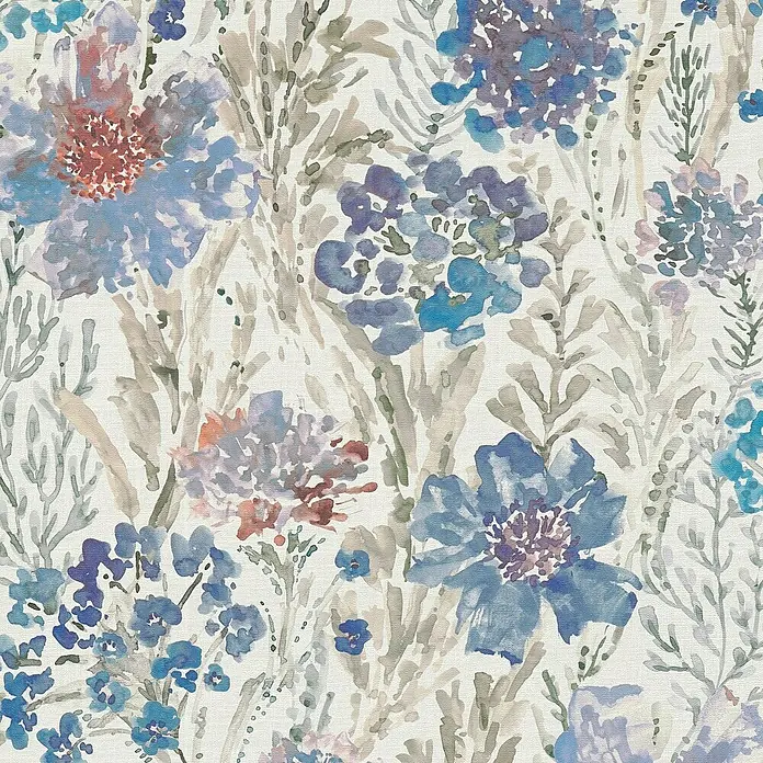 A.S. Création Aquarell Dreams Vliestapete - Blau-Weiß, Floral, 10,05 x 0,53 m - Ein florales Muster mit blauen Blumen und grauen Blättern auf einem hellen Hintergrund, erinnert an eine Aquarellmalerei.