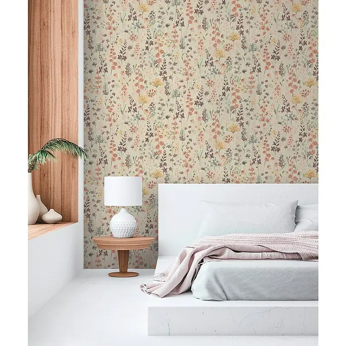 A.S. Création Aquarell Dreams Vliestapete - Beige-Bunt, Floral, 10,05 x 0,53 m - Ein Schlafzimmer mit einer Wandtapete mit Blumenmuster, einem Nachttisch mit Lampe und einem Bett mit Decke.