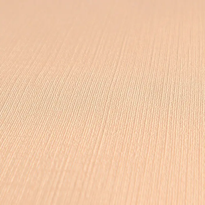 A.S. Création Aquarell Dreams Vliestapete - Apricot-Rosa, Uni, 10,05 x 0,53 m - Nahaufnahme einer beigen strukturierten Tapete, die eine subtile, elegante Textur für die Wandgestaltung bietet.