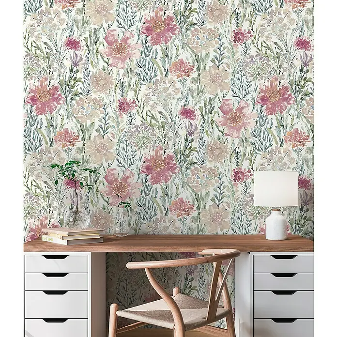 A.S. Création Aquarell Dreams Vliestapete - Grün-Rot, Floral, 10,05 x 0,53 m - Ein Arbeitsbereich mit einem Schreibtisch mit Blumendesign, einer Lampe, Büchern und Schubladen.
