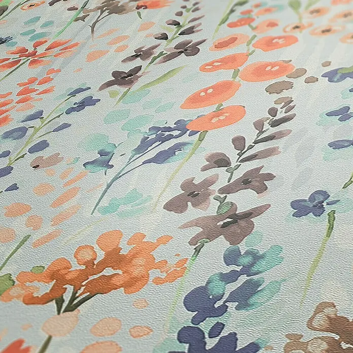 A.S. Création Aquarell Dreams Vliestapete - Hellblau-Bunt, Floral, 10,05 x 0,53 m - Nahaufnahme einer Tapete mit zarten Blumenmustern in Orange, Blau und Braun auf einem hellen, strukturierten Hintergrund.
