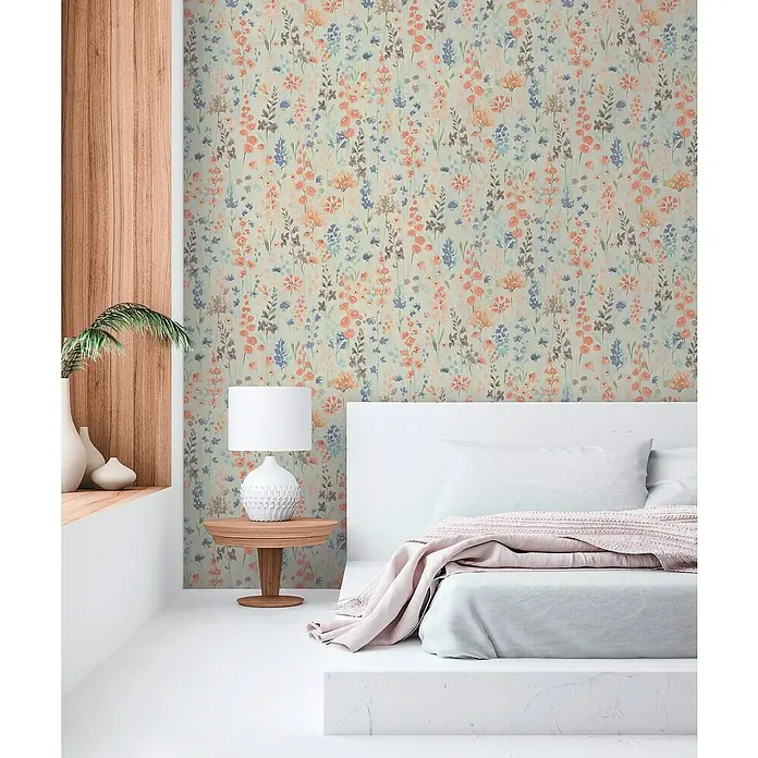 A.S. Création Aquarell Dreams Vliestapete - Hellblau-Bunt, Floral, 10,05 x 0,53 m - Schlafzimmer mit blumiger Tapete, Nachttischlampe und Bett mit rosa Decke.