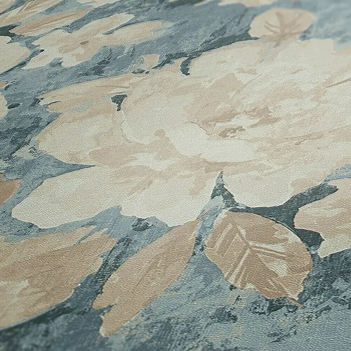 A.S. Création Aquarell Dreams Vliestapete - Blau-Beige, Floral, 10,05 x 0,53 m - Nahaufnahme einer Tapete mit großflächigen Blumenmotiven in Beige- und Blautönen, die eine sanfte und natürliche Atmosphäre schafft.