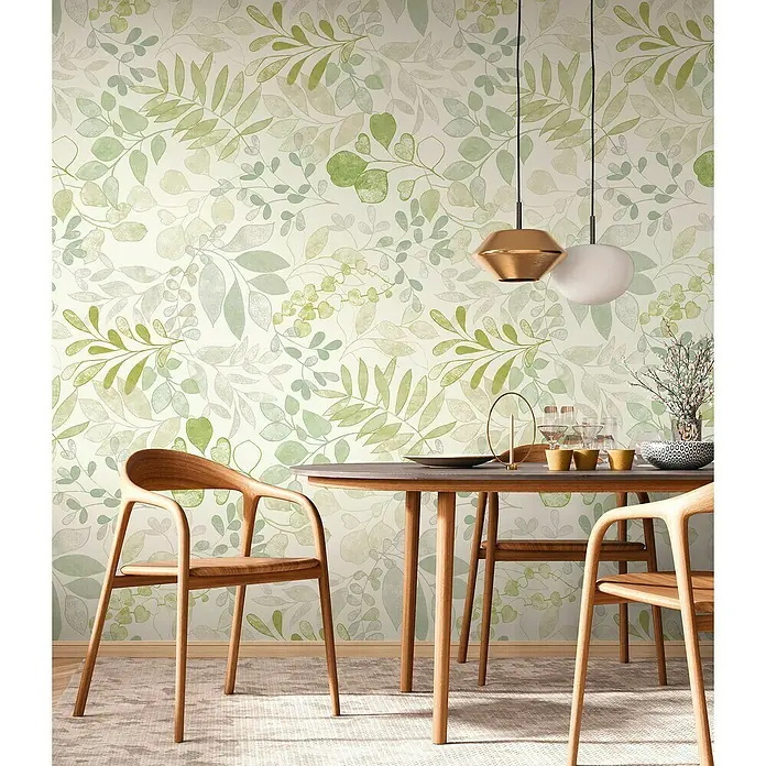 A.S. Création Aquarell Dreams Fototapete Blätterdesign - B x H: 159 x 280 cm, Vlies, Grün - Elegantes Esszimmer mit hellem Blättertapeten-Hintergrund und modernem Holztisch mit Stühlen, beleuchtet durch stilvolle Hängeleuchten.