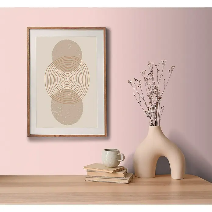 A.S. Création Aquarell Dreams Vliestapete - Hellrosa, Uni, 10,05 x 0,53 m - Nahaufnahme eines gerahmten Kunstdrucks mit abstrakten Formen und einem dekorativen Tischarrangement mit minimalistischer Ästhetik.