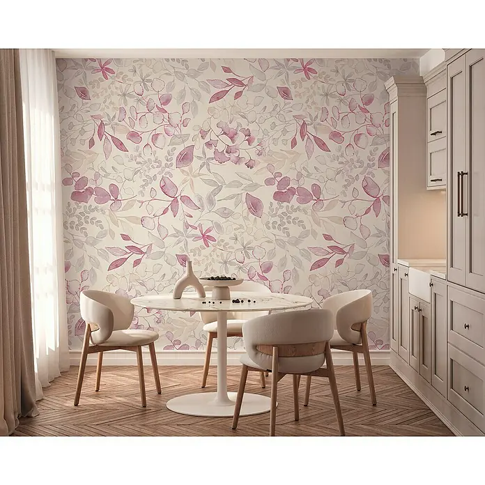 A.S. Création Aquarell Dreams Fototapete Blätterranke - B x H: 159 x 280 cm, Vlies, Rosa - Ein Esszimmer mit einem runden Marmortisch und beigen Stühlen vor einer floralen Tapete, ergänzt durch elegante, graue Küchenschränke.