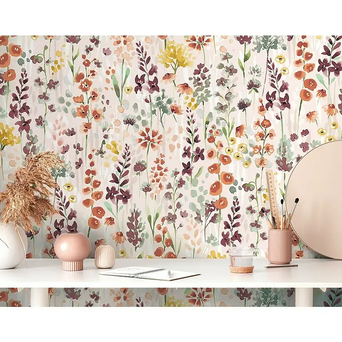 A.S. Création Aquarell Dreams Vliestapete - Beige-Bunt, Floral, 10,05 x 0,53 m - Detailansicht einer Schreibtischdekoration mit Blumenmuster-Tapete, die eine gemütliche und kreative Atmosphäre schafft.