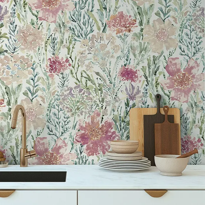A.S. Création Aquarell Dreams Vliestapete - Grün-Rot, Floral, 10,05 x 0,53 m - Küchenstillleben mit Geschirr, Schneidebrettern und Blumenmuster-Hintergrund, das eine gemütliche und einladende Atmosphäre schafft.