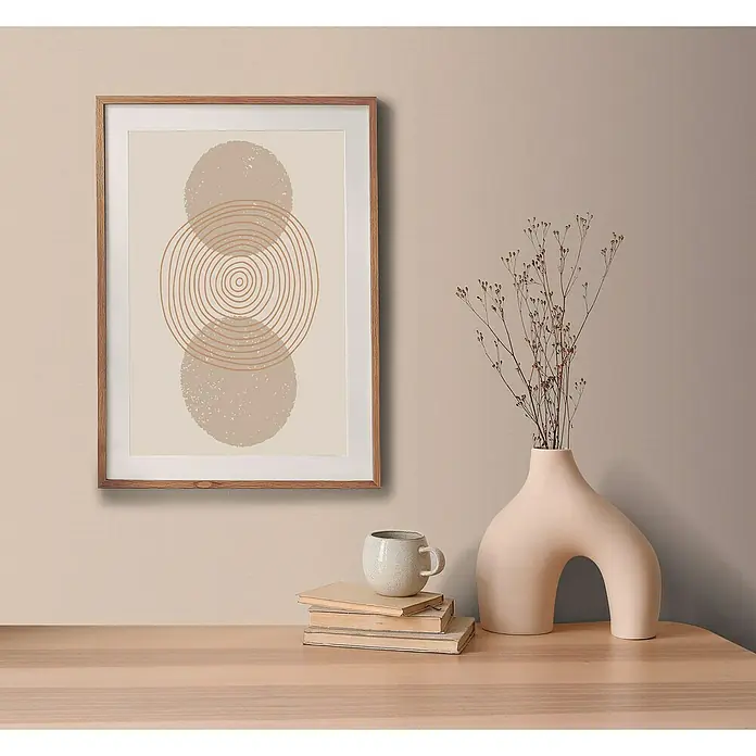 A.S. Création Aquarell Dreams Vliestapete - Beige, Uni, 10,05 x 0,53 m - Bild mit einem abstrakten Kunstwerk in einem Holzrahmen, das auf einem Tisch mit einer Vase und einer Tasse steht.