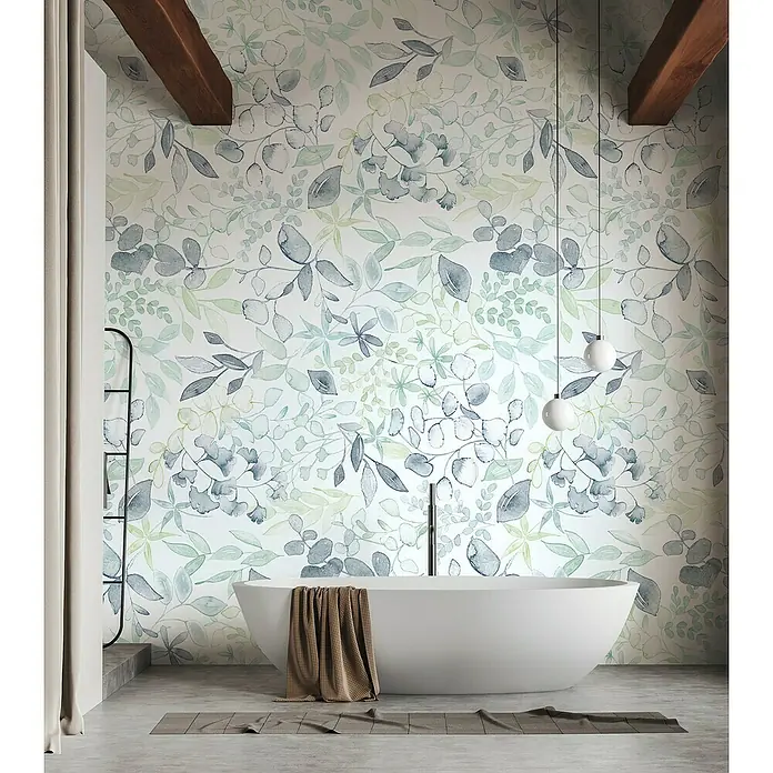 A.S. Création Aquarell Dreams Fototapete Blätterranke - B x H: 159 x 280 cm, Vlies, Blau-Grün - Ein Badezimmer mit einer freistehenden Badewanne vor einer Wand mit floralem Muster und Holzbalken.