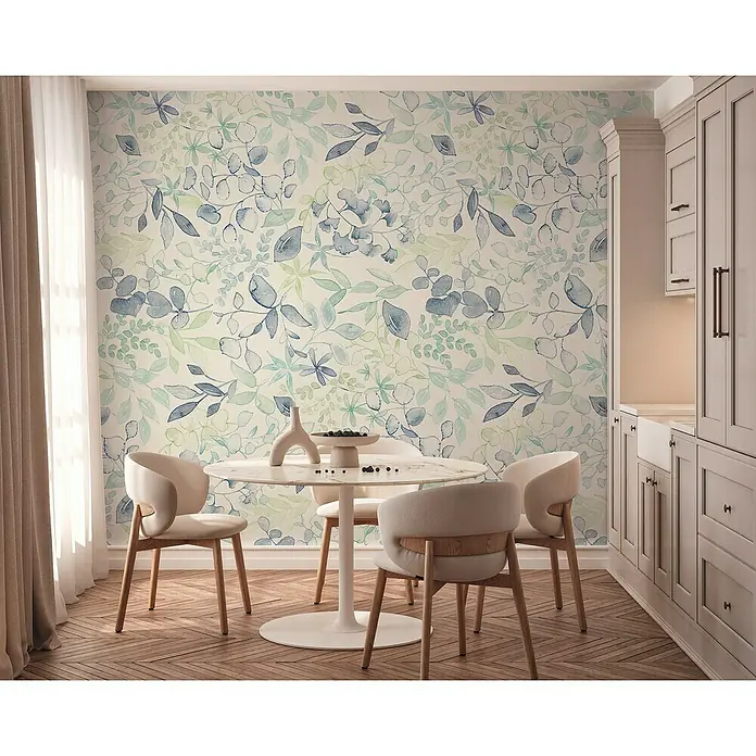 A.S. Création Aquarell Dreams Fototapete Blätterranke - B x H: 159 x 280 cm, Vlies, Blau-Grün - Kücheninterieur mit einem runden Esstisch und blumiger Tapete, die dem Raum eine natürliche und einladende Atmosphäre verleiht.