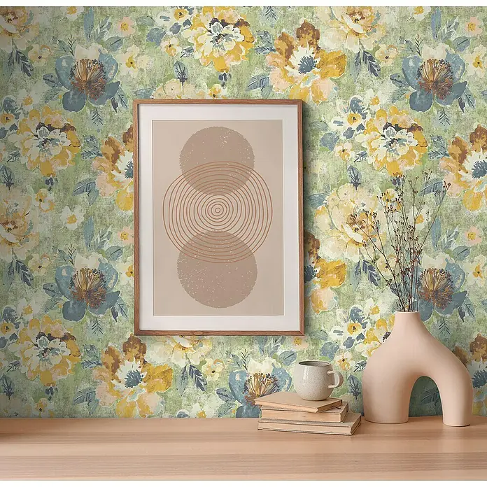 A.S. Création Aquarell Dreams Vliestapete - Bunt-Grün, Floral, 10,05 x 0,53 m - Dekorative Blumen-Tapete mit einem modernen Kunstdruck, einer eleganten Vase und dekorativen Büchern auf einem Holztisch.
