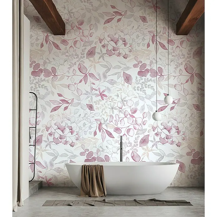 A.S. Création Aquarell Dreams Fototapete Blätterranke - B x H: 159 x 280 cm, Vlies, Rosa - Ein Badezimmer mit einer freistehenden Badewanne und einer Wand mit einem Blättertapetenmuster.
