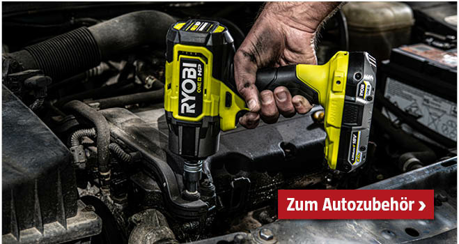 Mit einem Ryobi Akku-Schlagschrauber wird beim Motor geschraubt