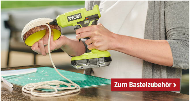 Frau klebt mit einer Ryobi Heißklebepistole ein Stück Sisal auf eine Schale
