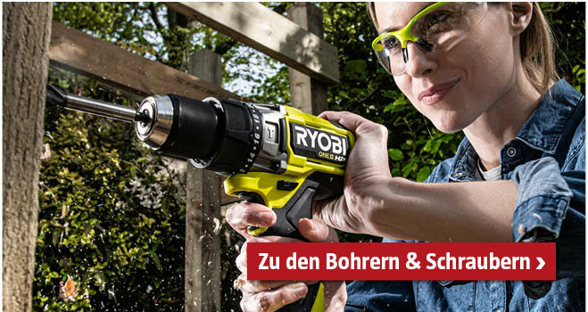 Frau bohrt mit einem Ryobi Akkuschrauber in einen Holzrahmen